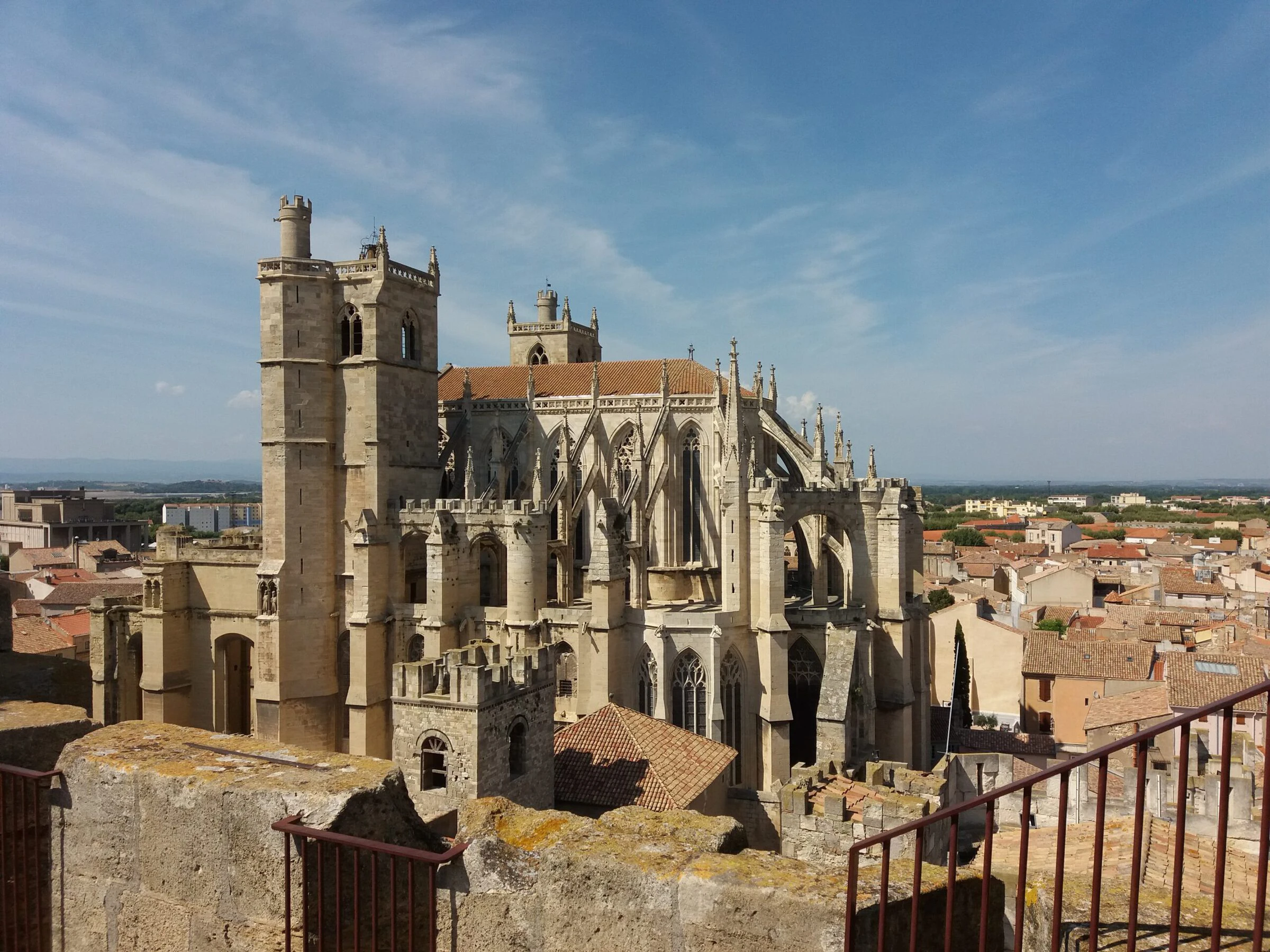 Cathedrale Saint Just de Narbonne vue depuis le donjon du palais des Archeveques scaled