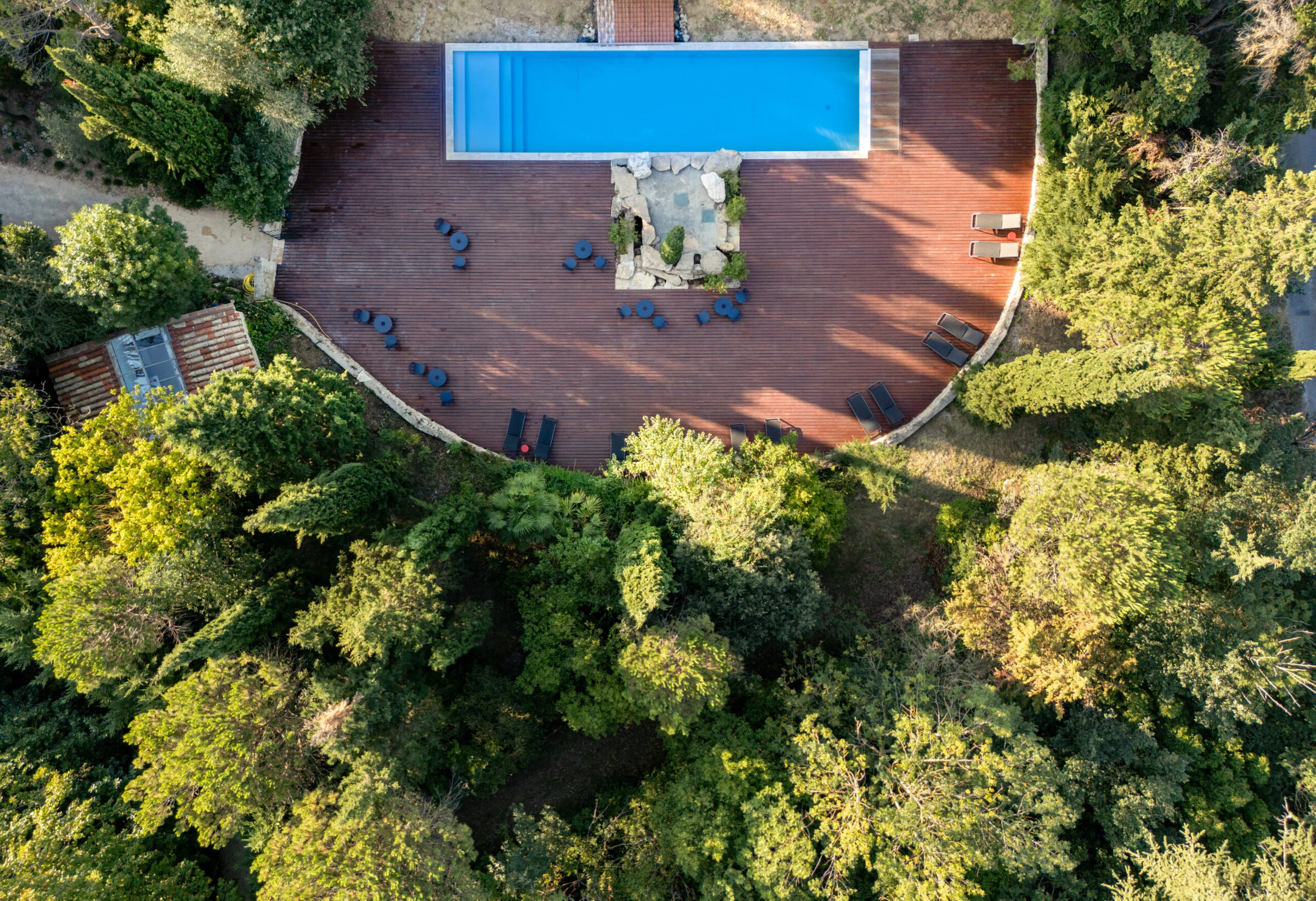 piscine et parc hd scaled